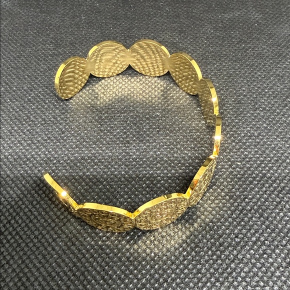 ✅ PRICE IS FIRM ✅ Fashion Gold Women's Bracelet/Bangle - Picture 2 of 3